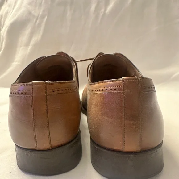 Men’s Magnanni Brown Oxford Shoes with Brogue Detailing - Picture 2 of 6